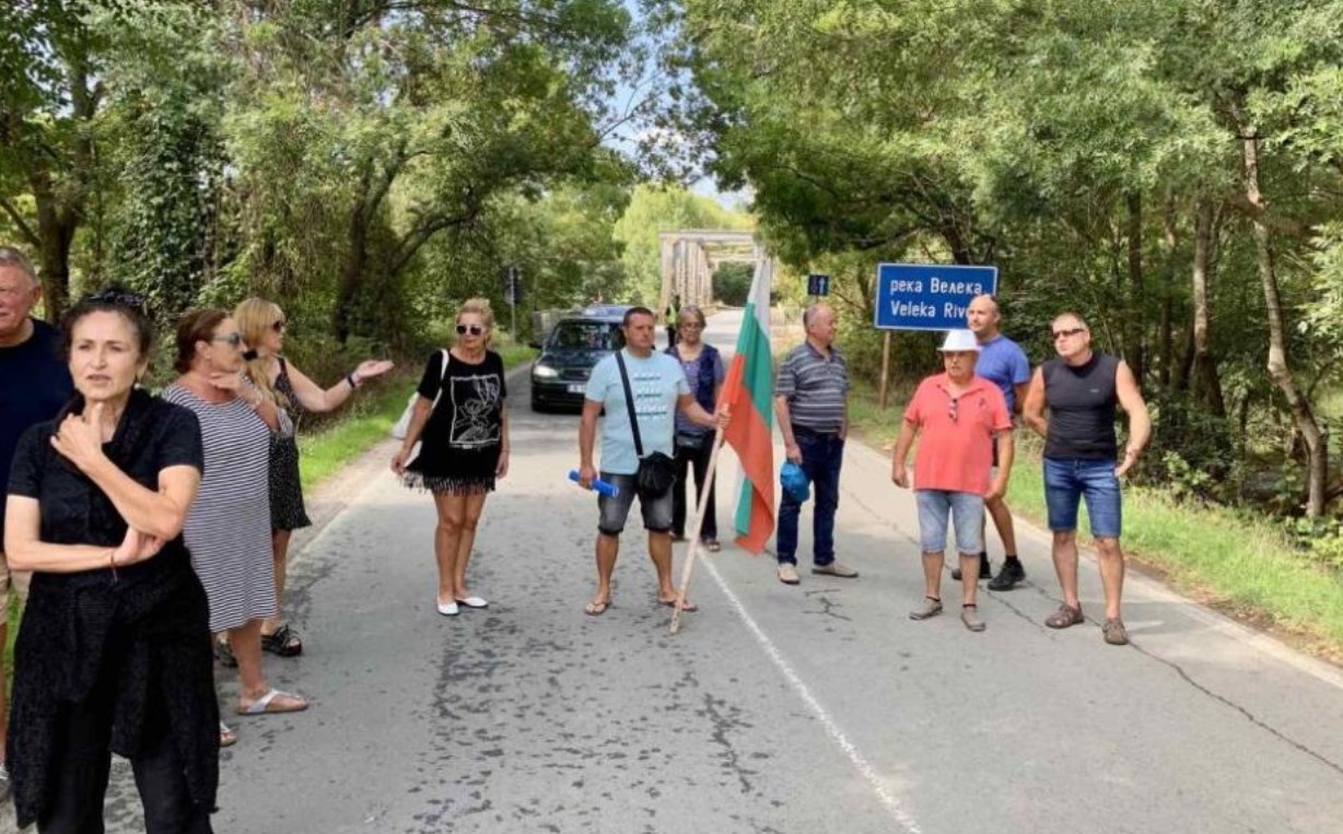 Собственици на земи в местността Поляните в Синеморец блокираха моста на река